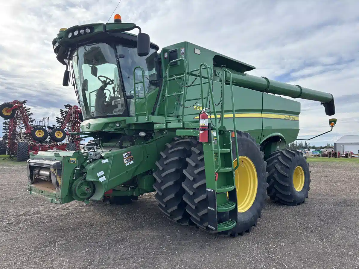 Gallery image 1 for 2015 John Deere S690 Combine