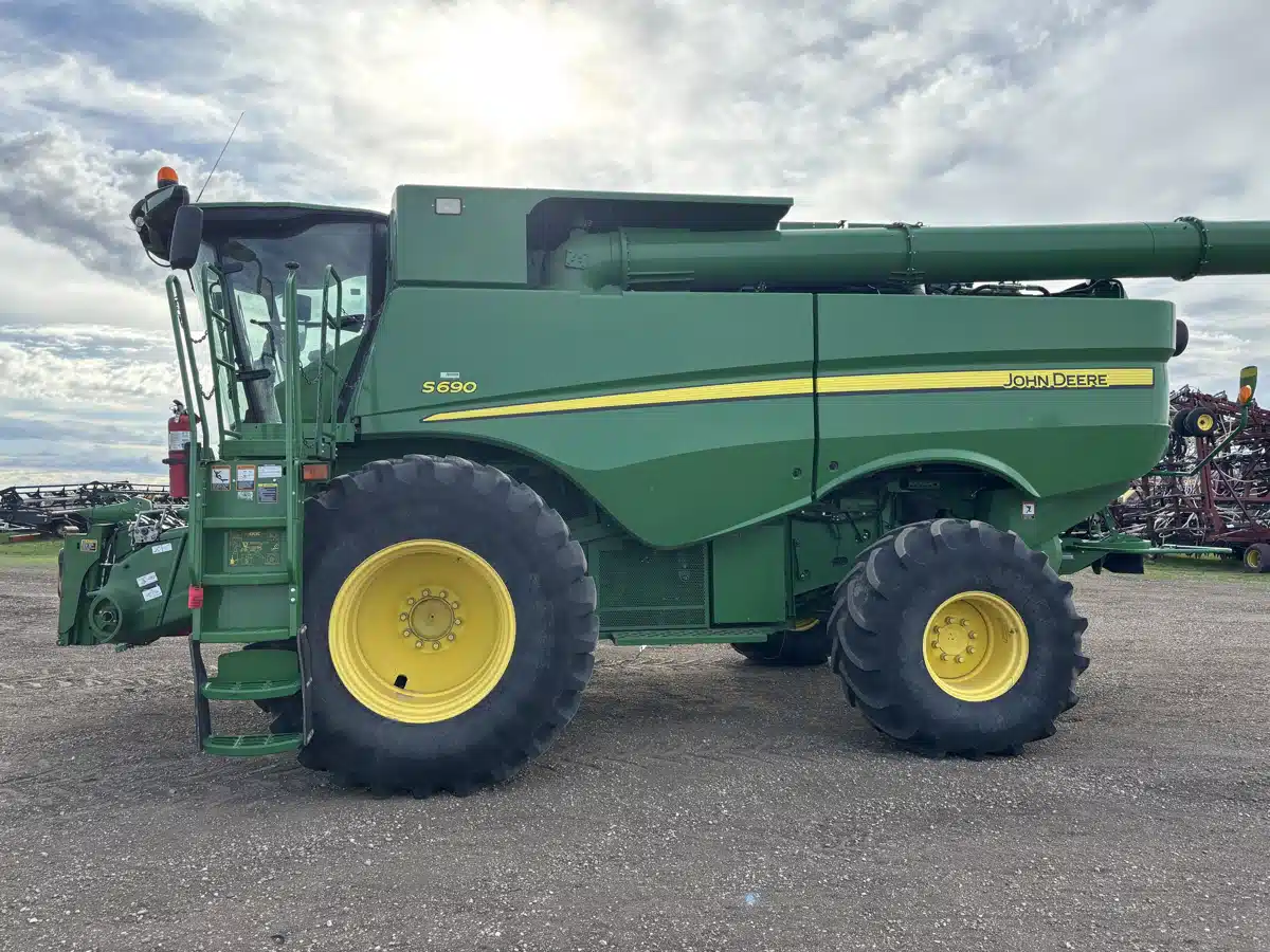 Gallery image 2 for 2015 John Deere S690 Combine