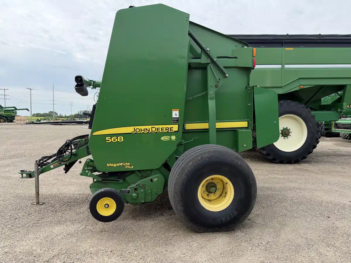 Gallery image 2 for 2011 John Deere 568 Round Baler
