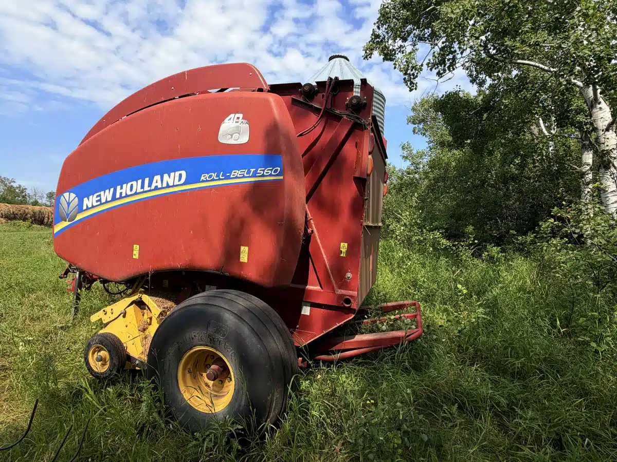 Gallery image 2 for 2015 New Holland ROLL-BELT 560 Round Baler