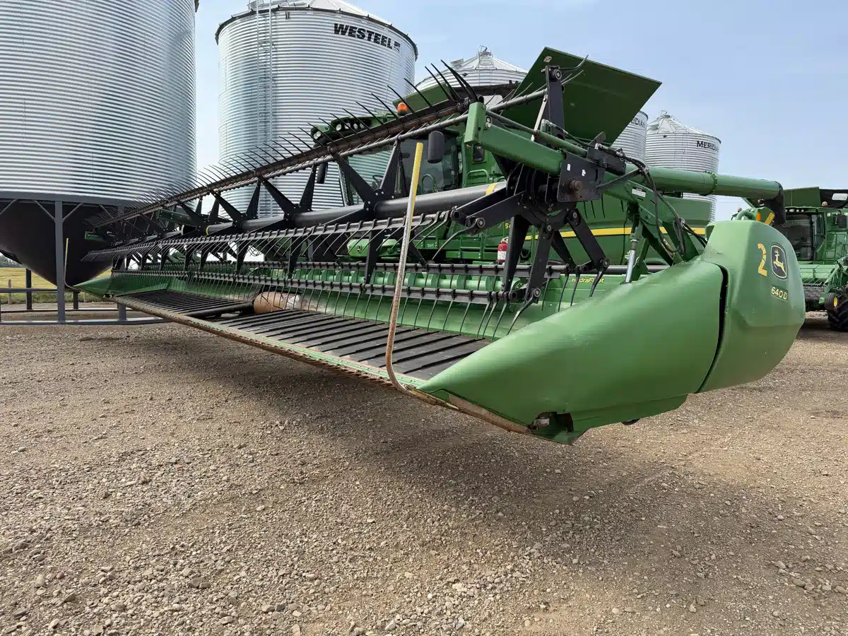 Photo de la Galerie 1 pour 2013 John Deere 640D Nez - Toile/Tapis