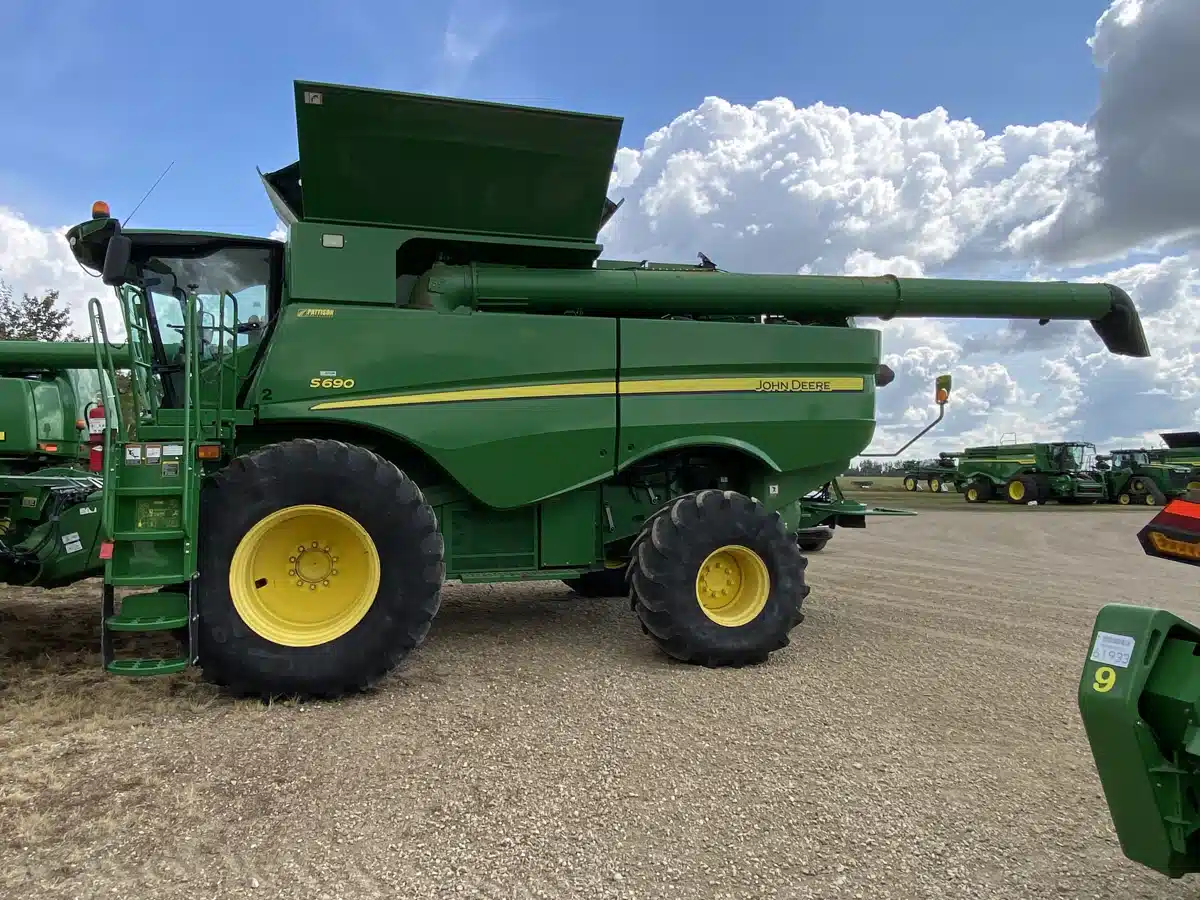 Photo de la Galerie 2 pour 2014 John Deere S690 Batteuse