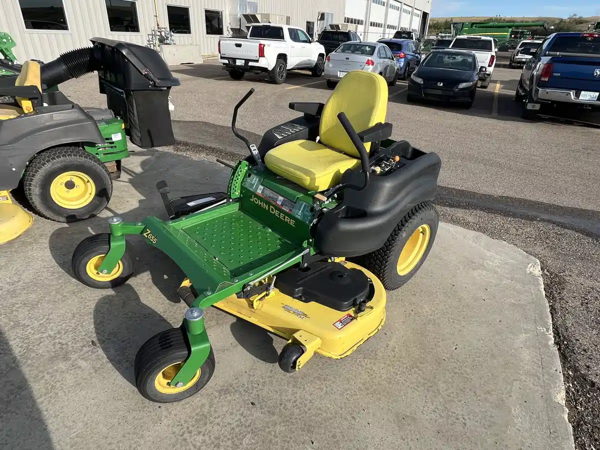 Photo de la Galerie 2 pour 2015 John Deere Z655 Tondeuse à rayon de braquage zéro
