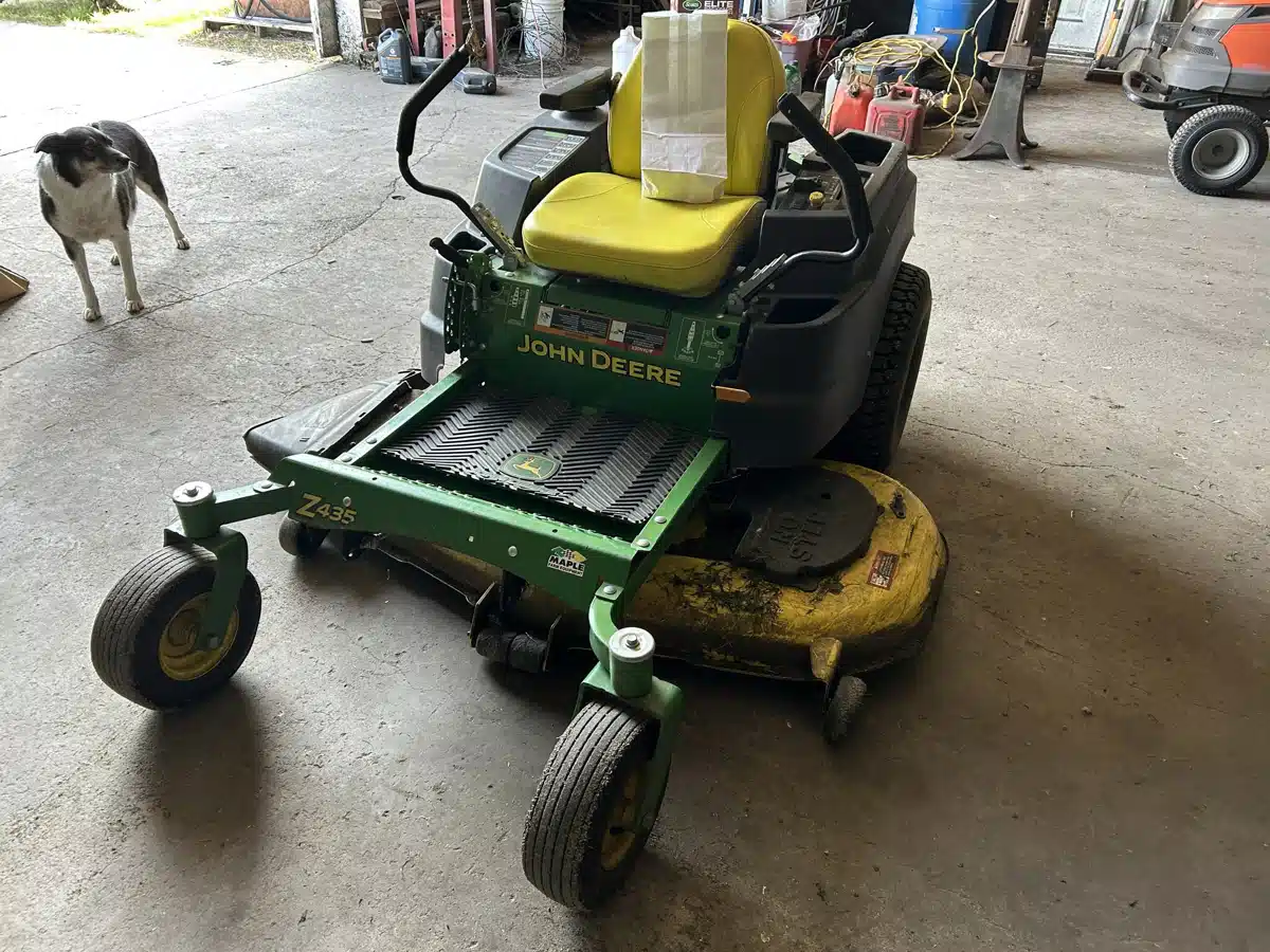Photo de la Galerie 2 pour 2015 John Deere Z435 Tondeuse à rayon de braquage zéro