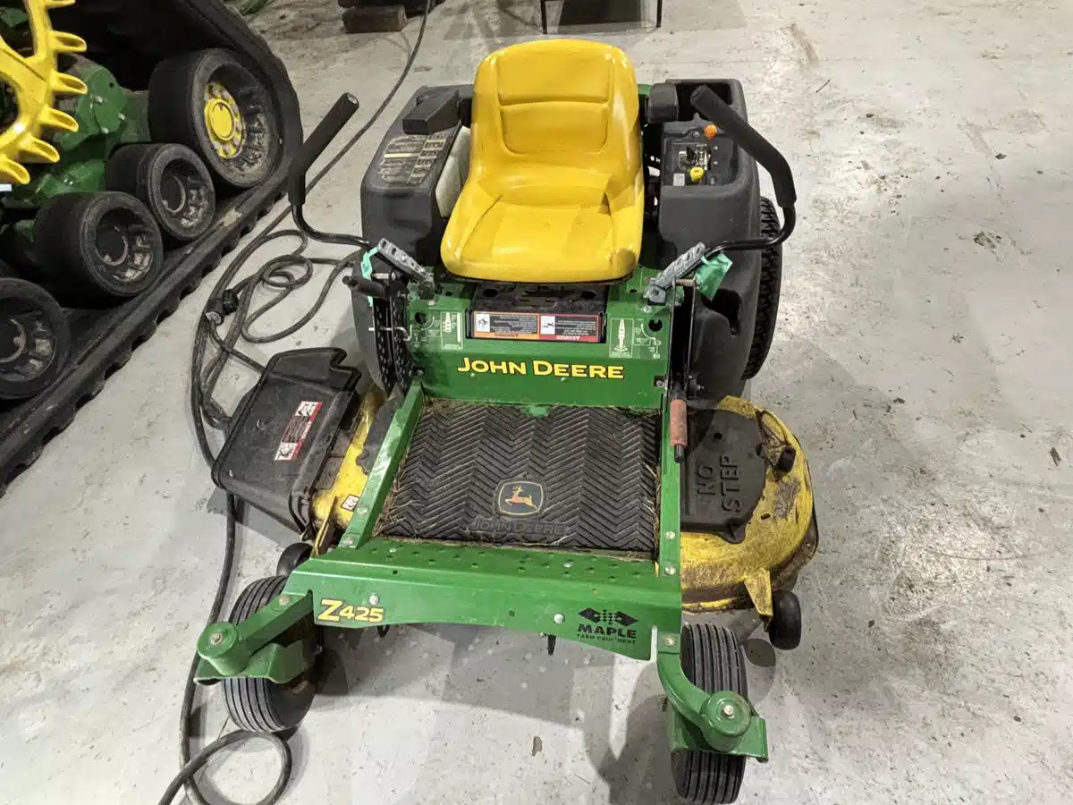 Gallery image 2 for 2010 John Deere Z425 Mower - Zero Turn