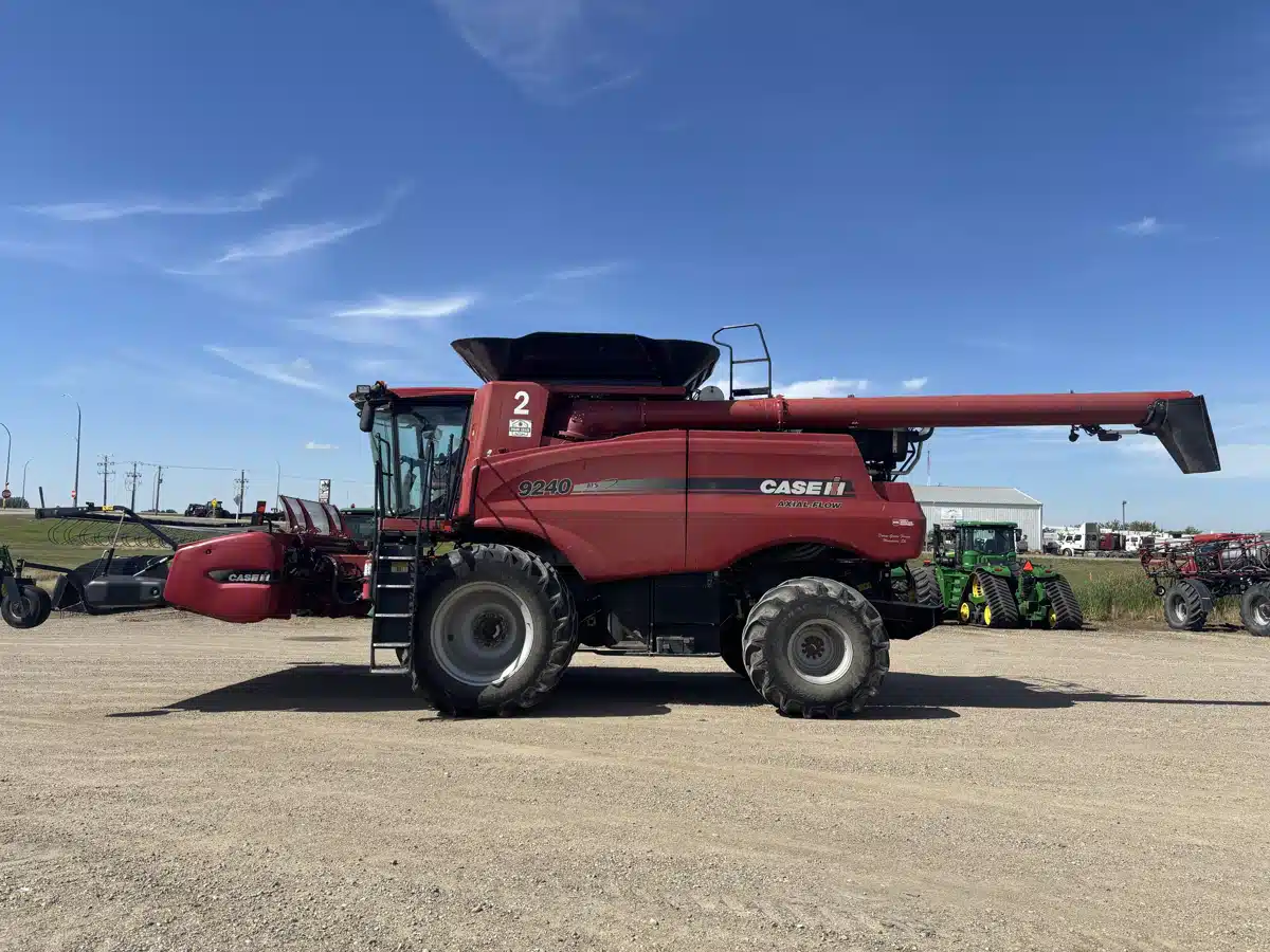 Gallery image 2 for 2016 Case IH 9240 Combine