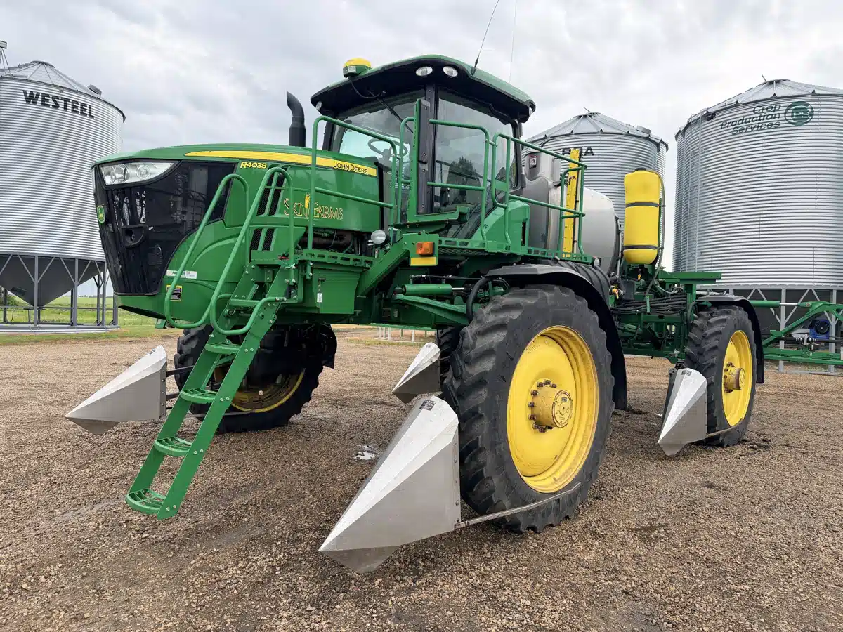Gallery image 1 for 2014 John Deere R4038 Sprayer - Self Propelled