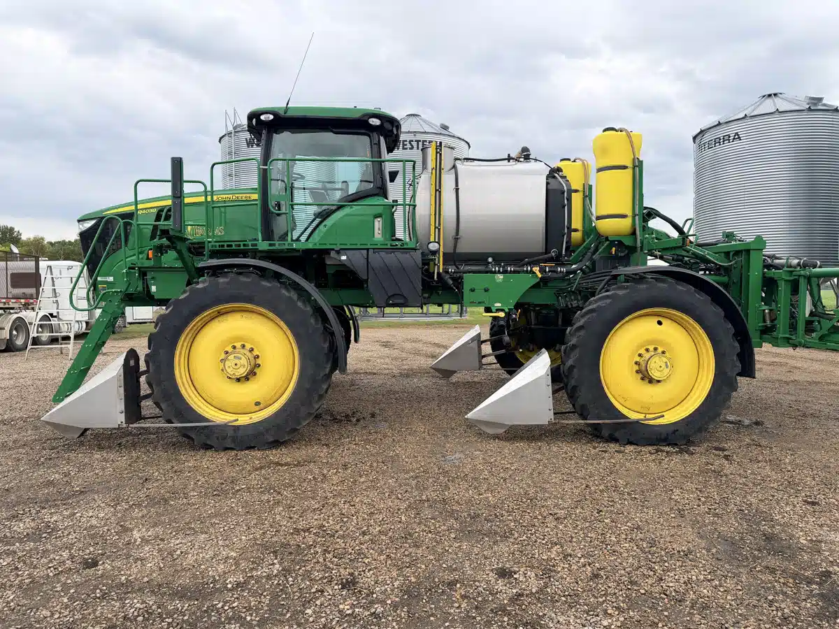 Gallery image 2 for 2014 John Deere R4038 Sprayer - Self Propelled