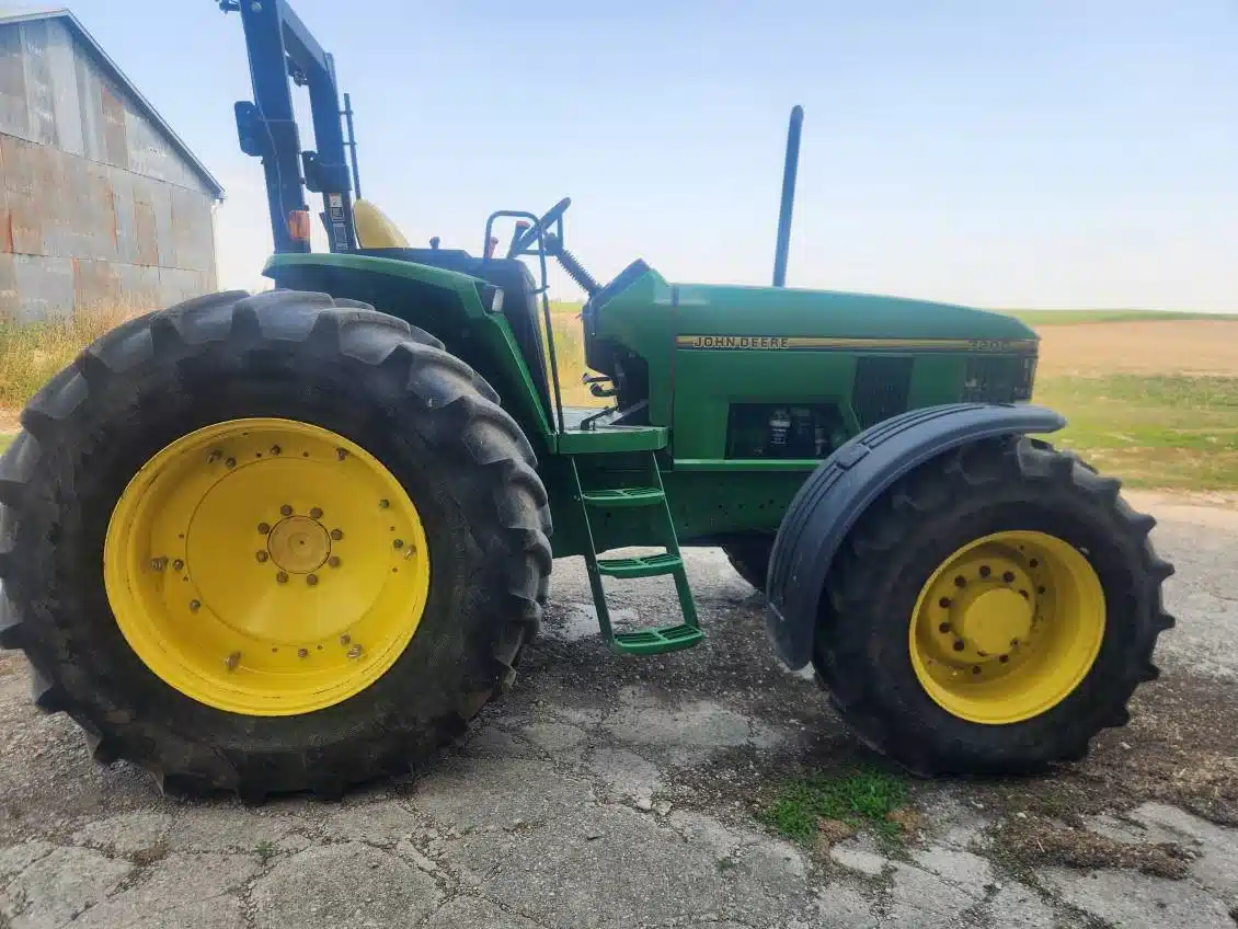 Gallery image 2 for Used 1995 John Deere 7200 Tractor