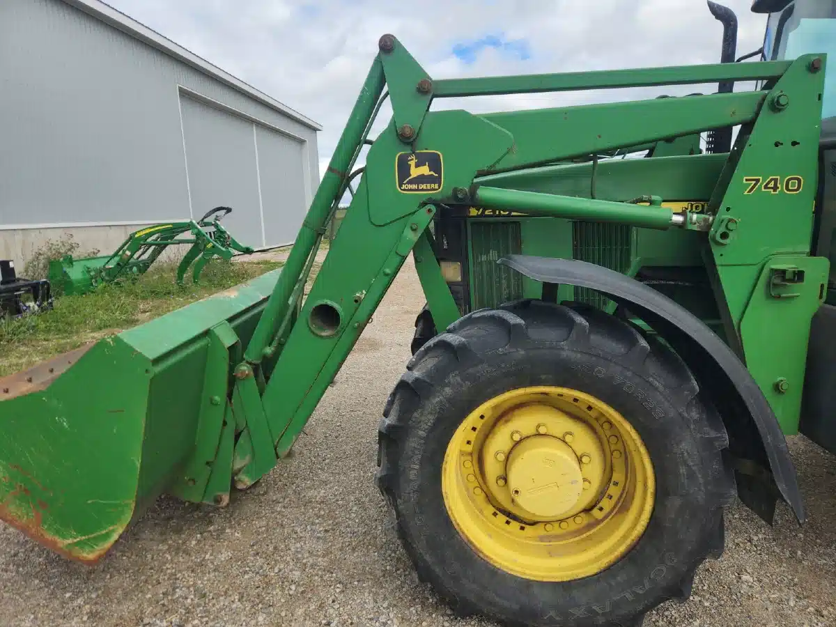 Gallery image 2 for Used 2000 John Deere 740 Front End Loader