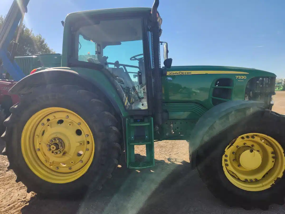 Gallery image 2 for Used 2011 John Deere 7330 PREMIUM Tractor