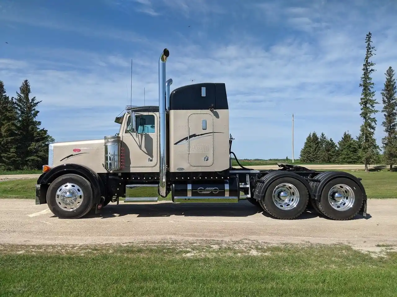 Gallery image 2 for Used 2002 Peterbilt 379 Semi-Truck
