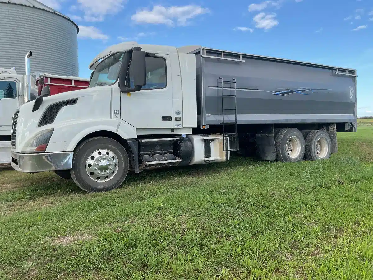 Gallery image 1 for Used 2014 Volvo VNL 760 Truck - Grain