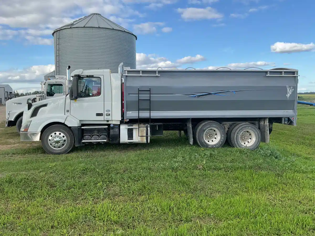 Gallery image 2 for Used 2014 Volvo VNL 760 Truck - Grain