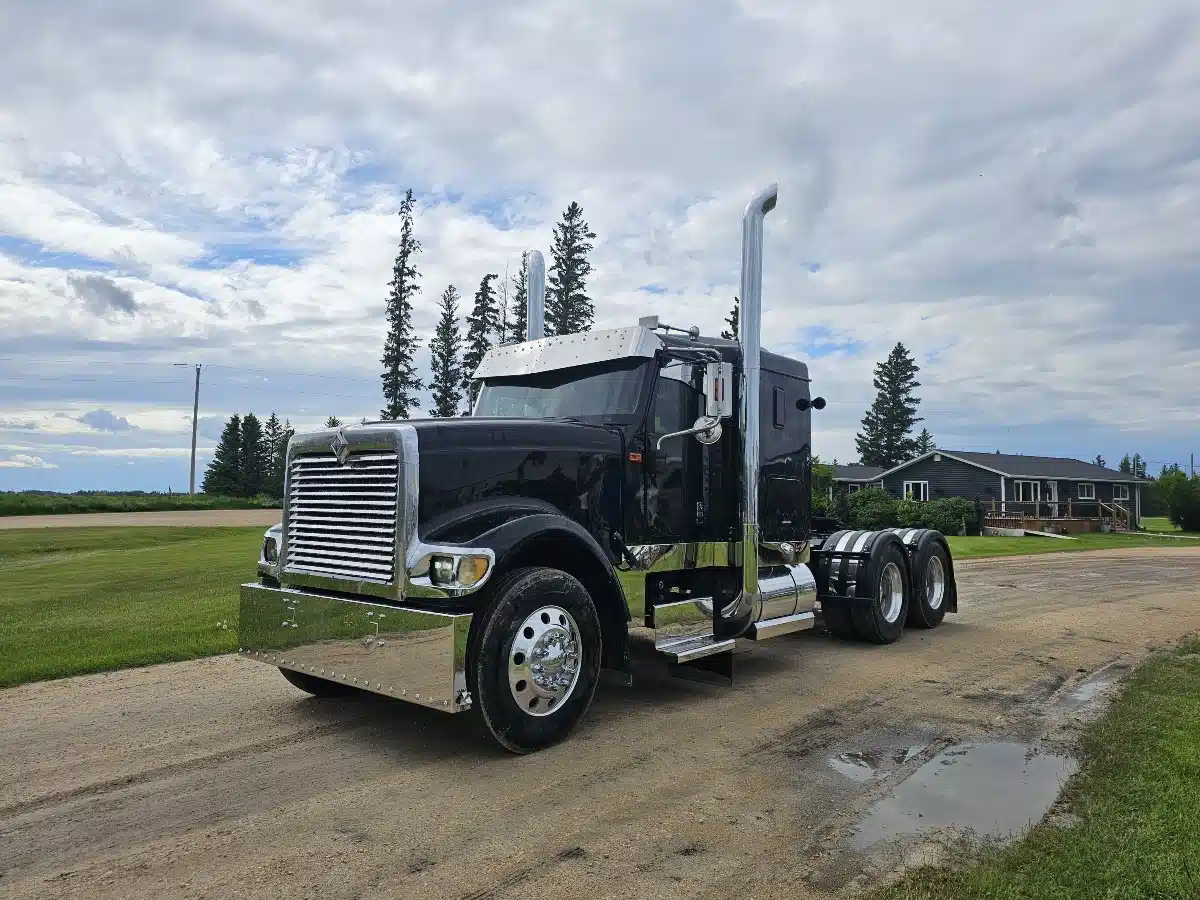Gallery image 1 for Used 2000 International 9900i Semi-Truck