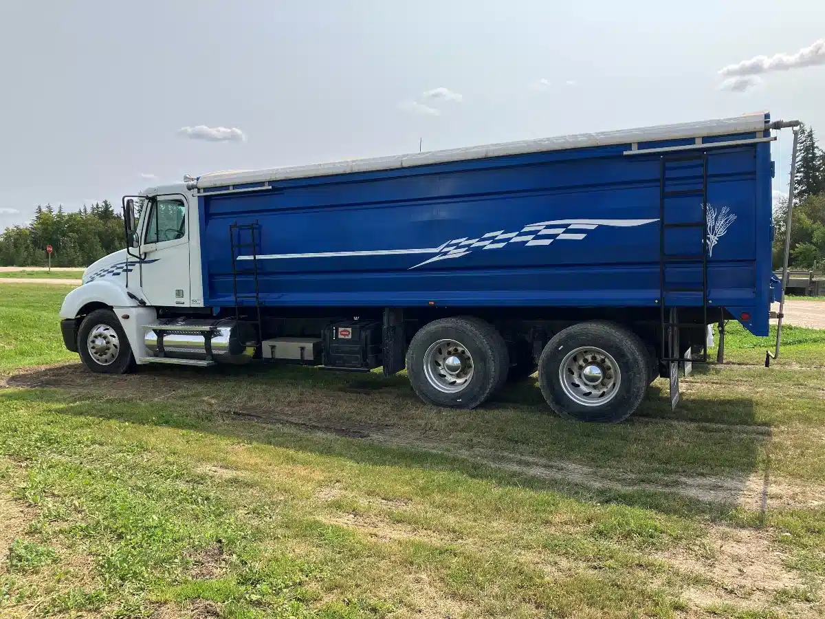 Gallery image 2 for 2005 Freightliner COLUMBIA Truck - Grain