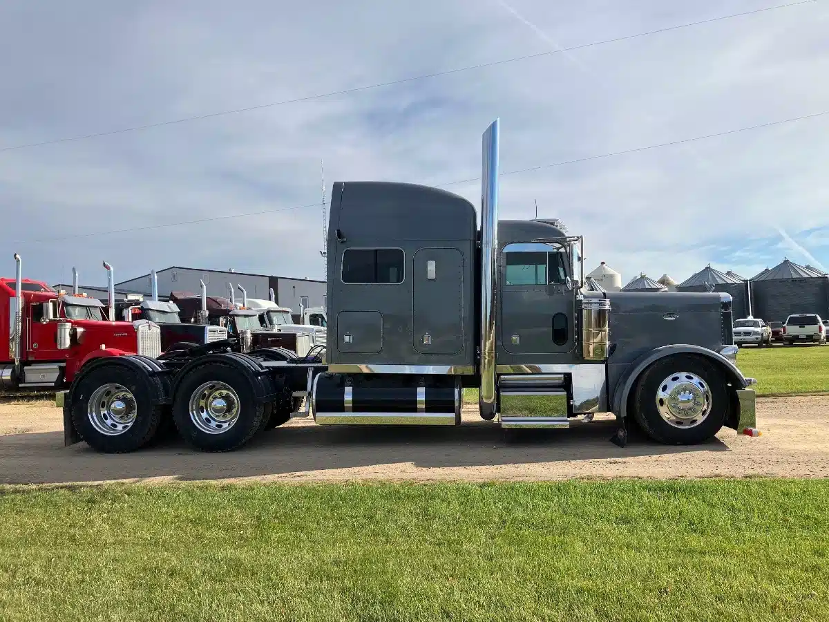 Gallery image 2 for Used 2000 Peterbilt 379 Semi-Truck