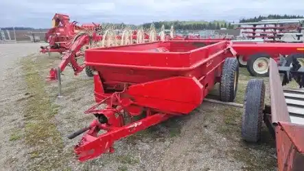 Gallery image 1 for New Holland 519 Manure Spreader