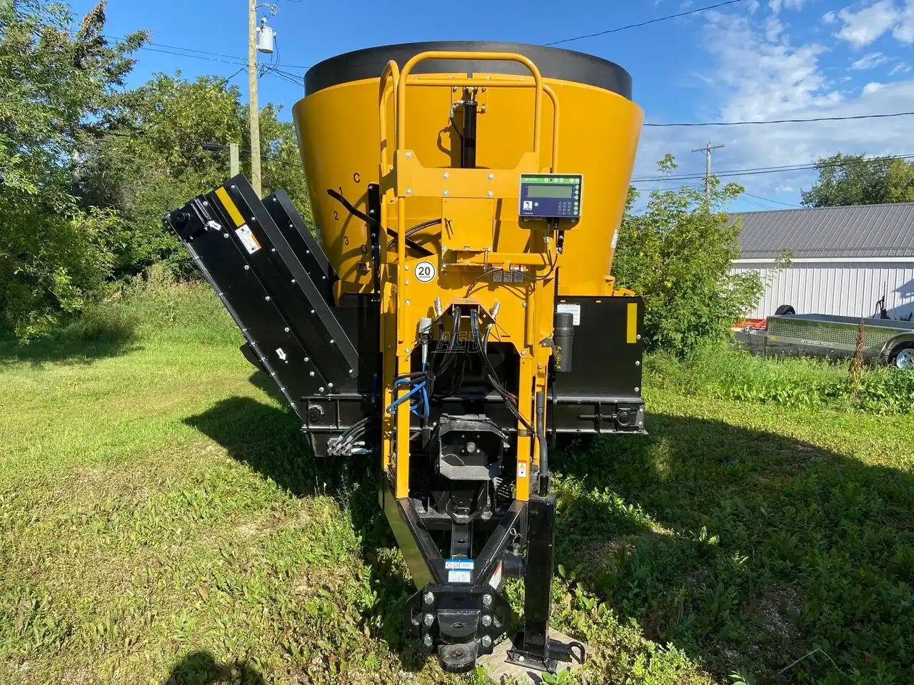 Gallery image 1 for New 2022 Vermeer VT750 TMR Mixer