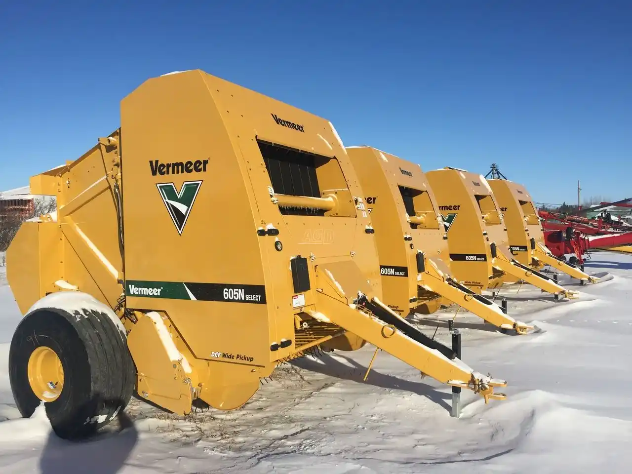 Gallery image 1 for New Vermeer 605N Round Baler