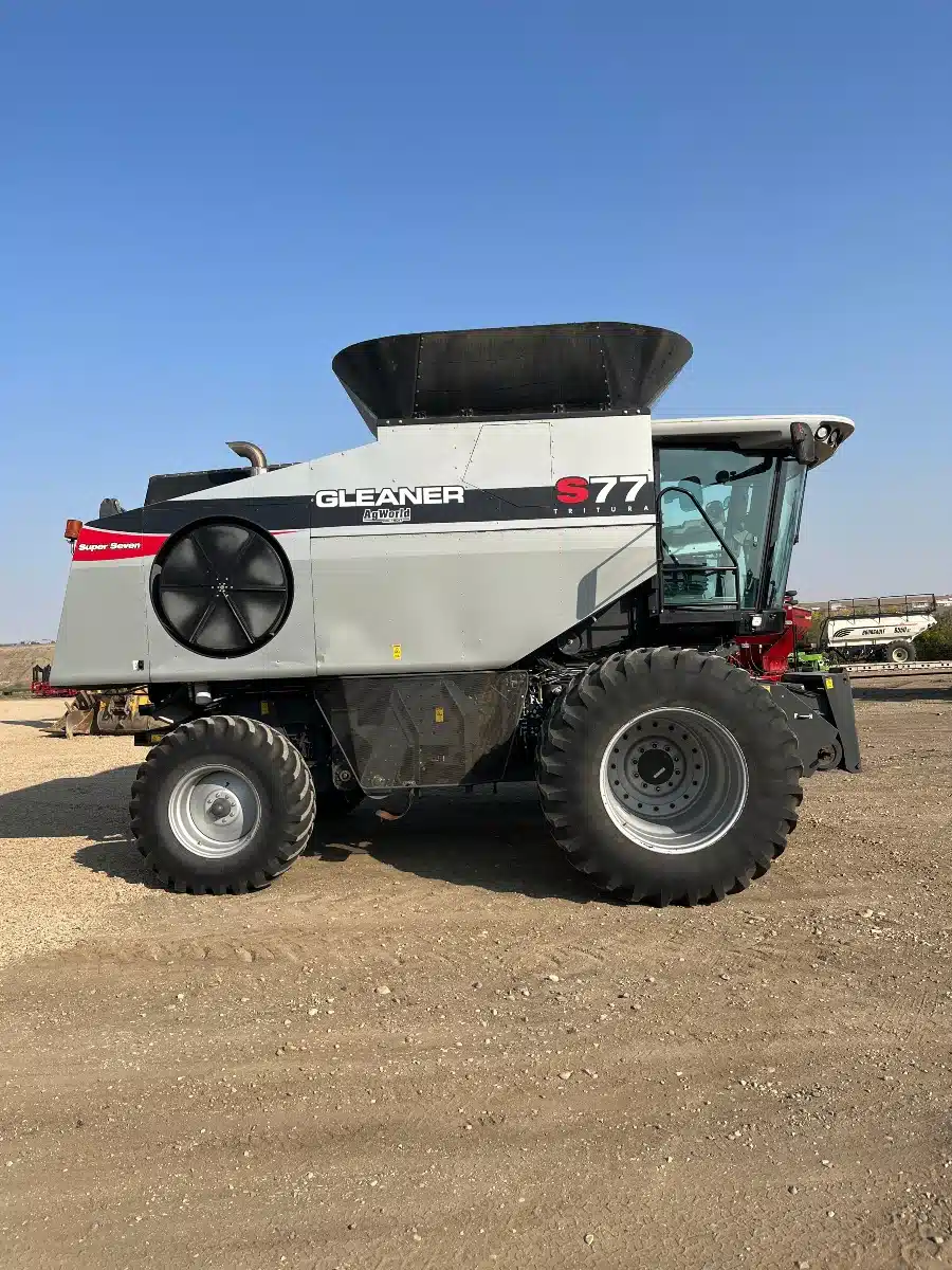 Gallery image 2 for Used 2011 Gleaner S77 Combine