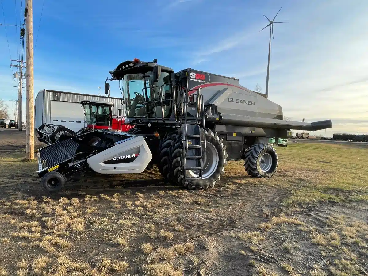 Used 2018 Gleaner S98 Combine