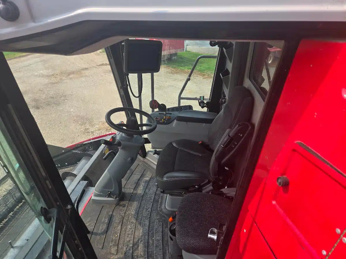 Gallery image 2 for Used 2018 Massey Ferguson 9565 Combine