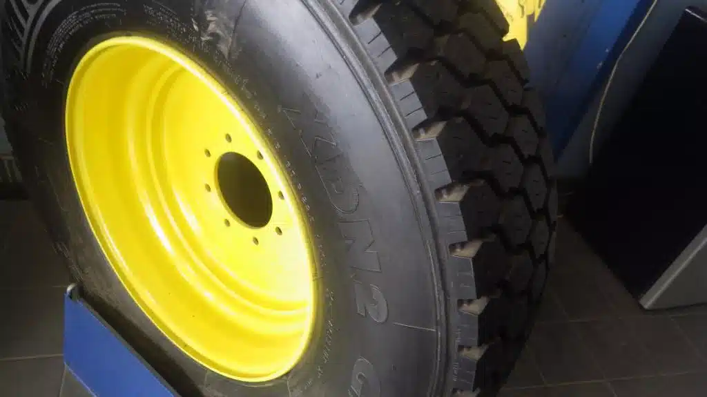 Photo de la Galerie 1 pour PNEU NEIGE CHARGEUR YANMAR AVEC JANTE TCM Pneus et roues