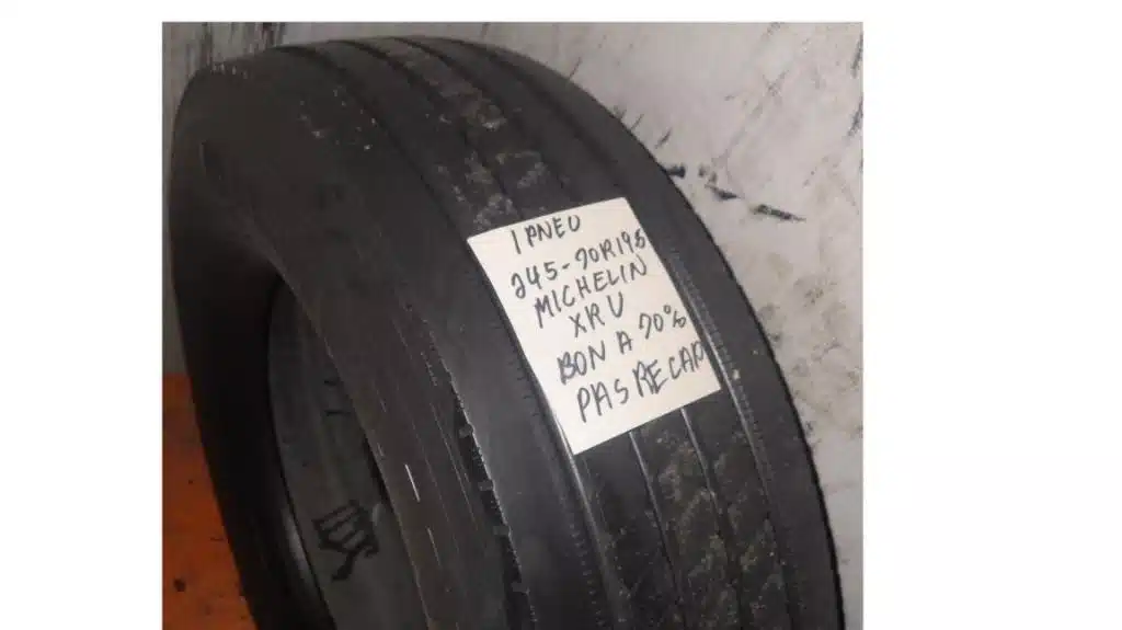 Photo de la Galerie 1 pour Michelin 245-70R19.5 Pneus