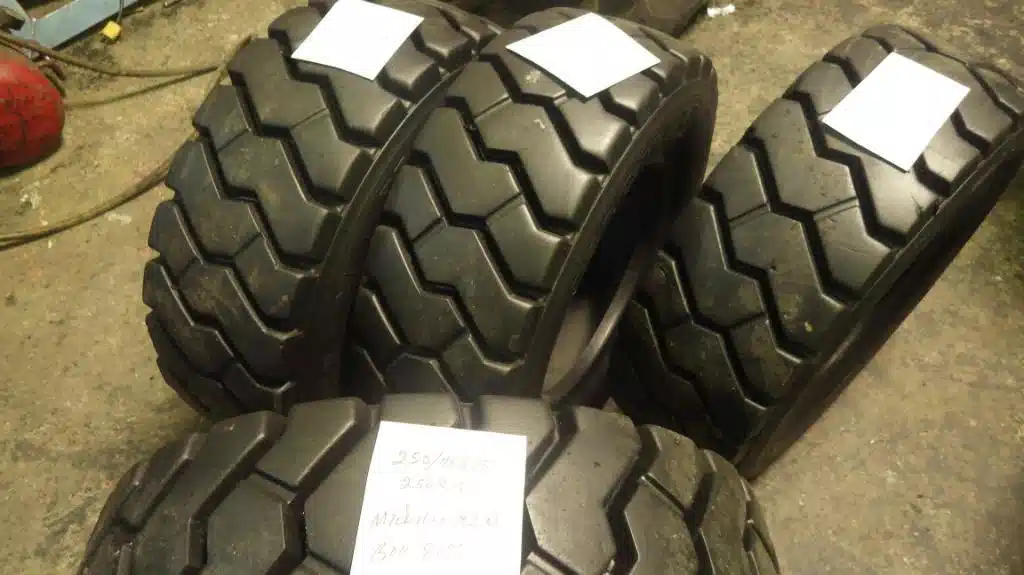 Photo de la Galerie 1 pour Michelin 250R15 Pneus