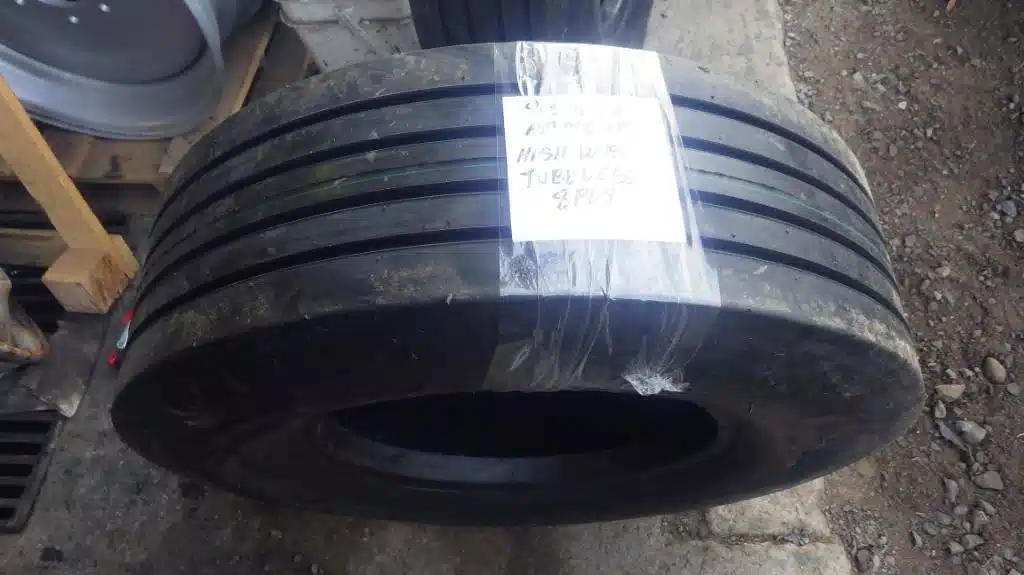 Gallery image 1 for Armour 9.5L15 Tires