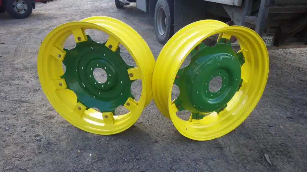 Gallery image 1 for ROUE DE TRACTEUR JANTE NEUVE ET USAGÉ PLUS DE 300 ROUES TRACTEUR VOIR PHOTO Tires & Rims