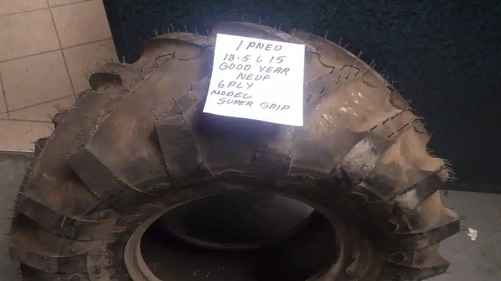 Photo de la Galerie 1 pour Goodyear 12.5L15 Pneus