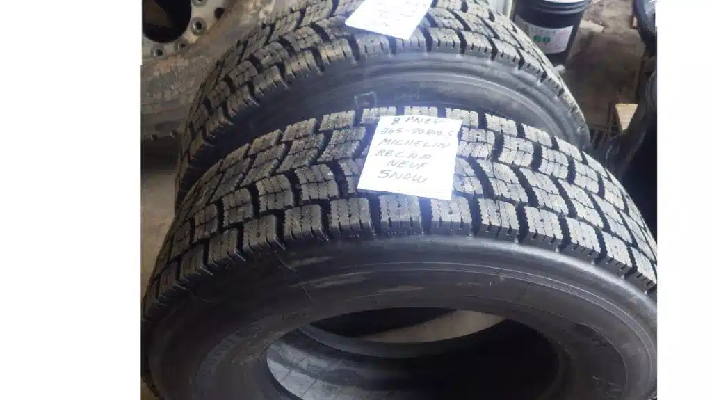 Photo de la Galerie 1 pour Michelin 265-70R19.5 Pneus