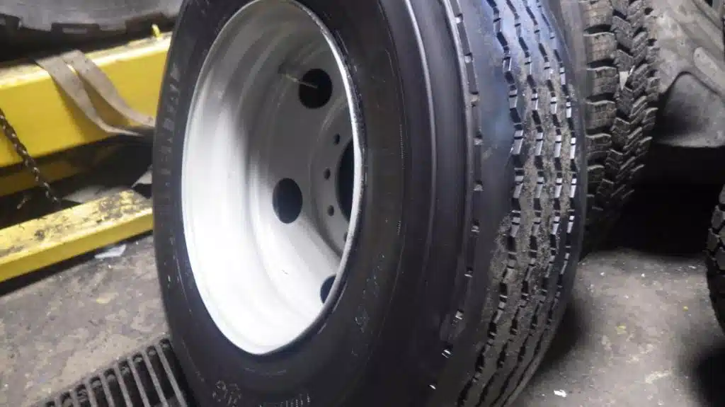 Gallery image 1 for Continental 11R24.5 Tires & Rims