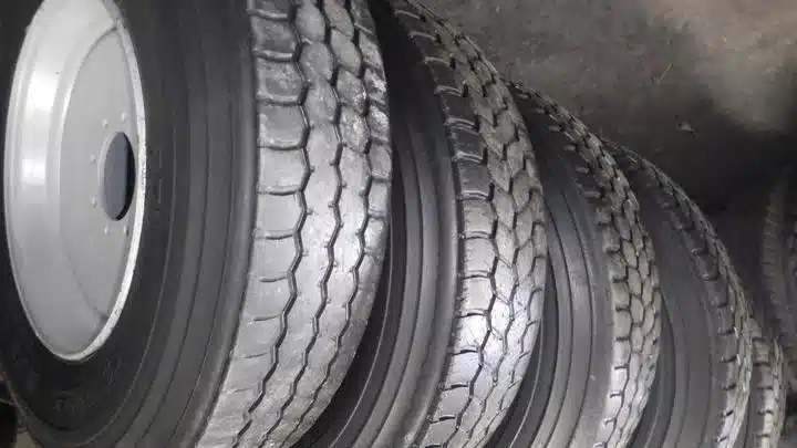 Photo de la Galerie 1 pour 16.5L16.1 Pneus et roues