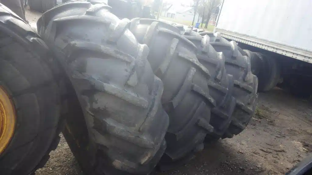 Photo de la Galerie 1 pour 18.4-26 Pneus