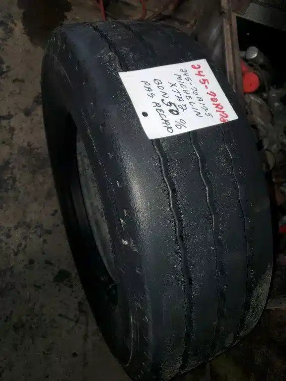 Photo de la Galerie 1 pour Michelin 245-70R17.5 Pneus
