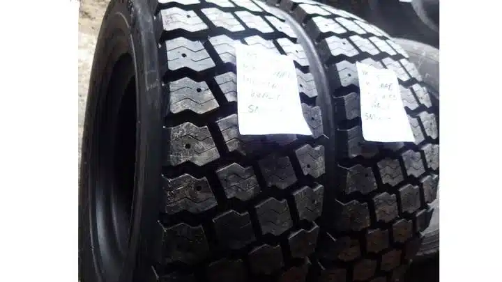 Photo de la Galerie 1 pour Michelin 335-80R18 Pneus