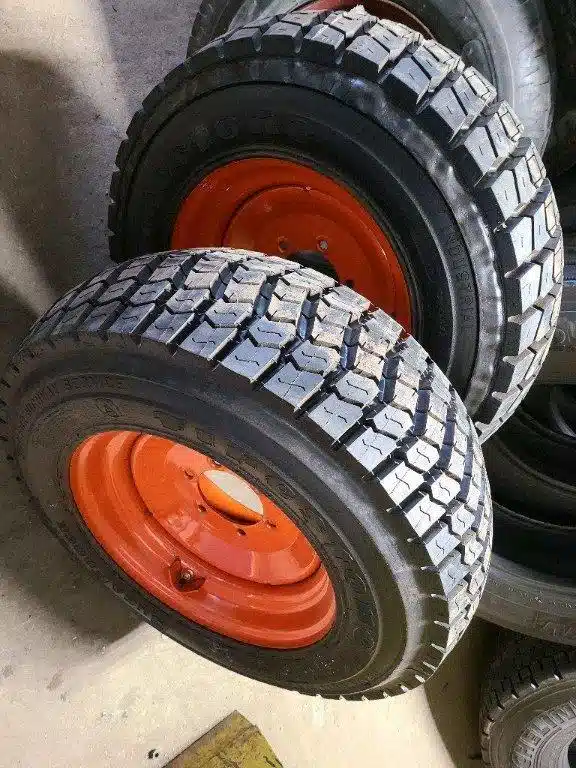 Photo de la Galerie 2 pour Firestone 10-16.5 Pneus et roues