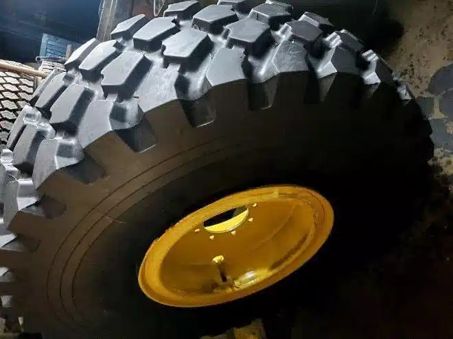 Photo de la Galerie 1 pour Michelin 17.5L24 Pneus et roues