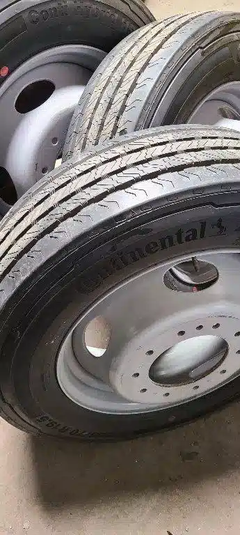 Photo de la Galerie 1 pour Continental 225-70R19.5 Pneus et roues
