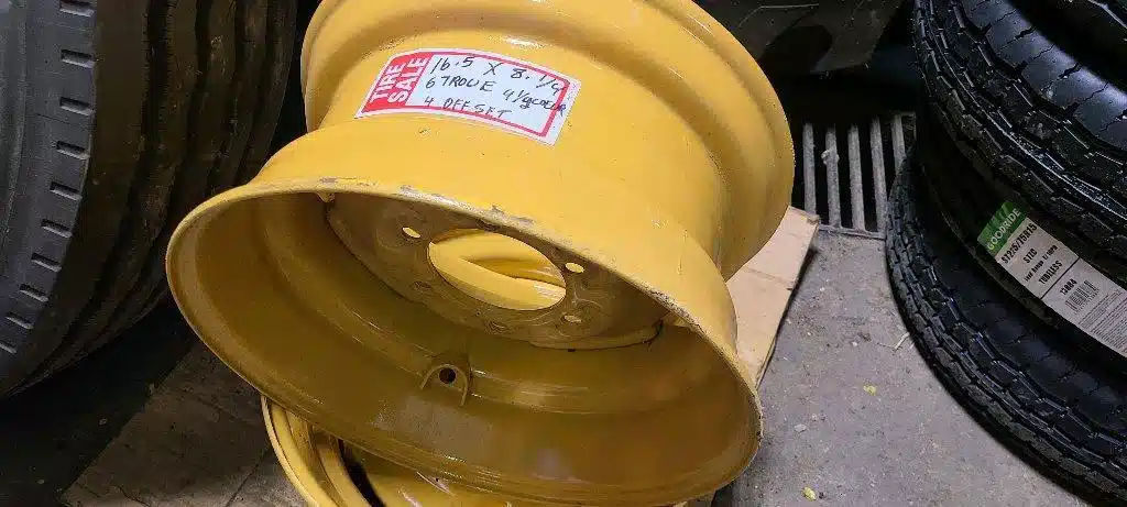 Photo de la Galerie 1 pour 10-16.5 Pneus et roues