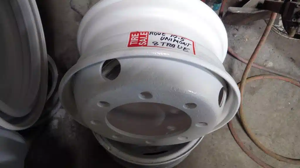 Photo de la Galerie 1 pour 215-75R17.5 Pneus et roues