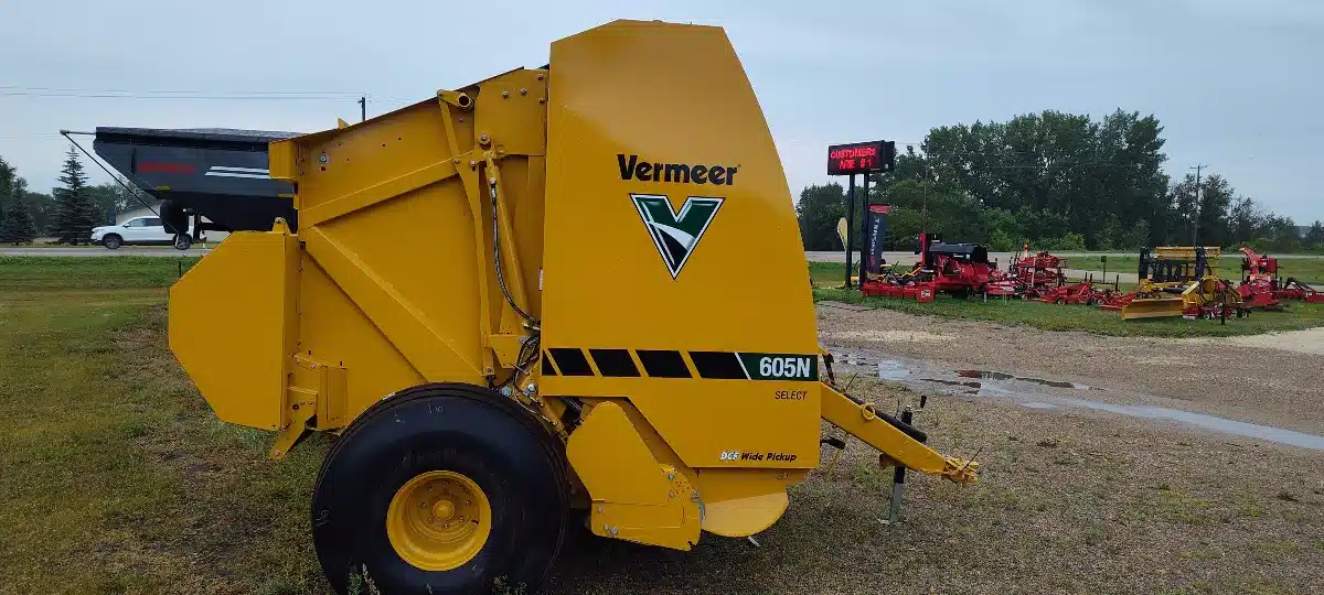 Gallery image 2 for New 2024 Vermeer 605N Select Round Baler