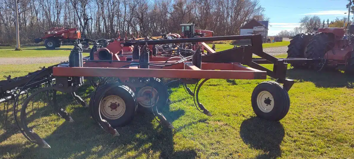 Gallery image 1 for Used Versatile C700 Chisel Plow