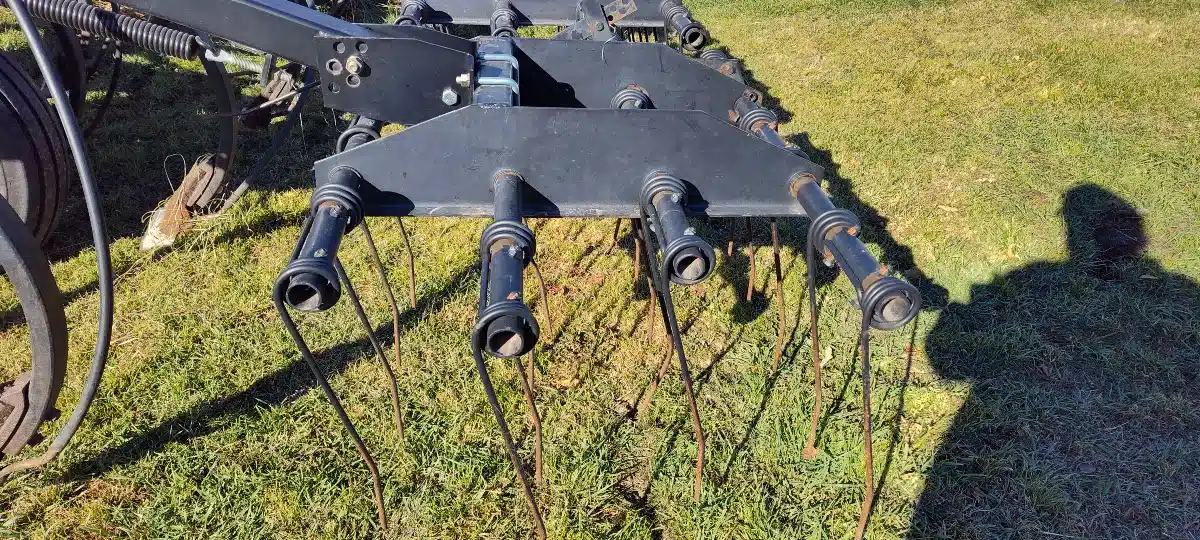 Gallery image 2 for Used Versatile C700 Chisel Plow