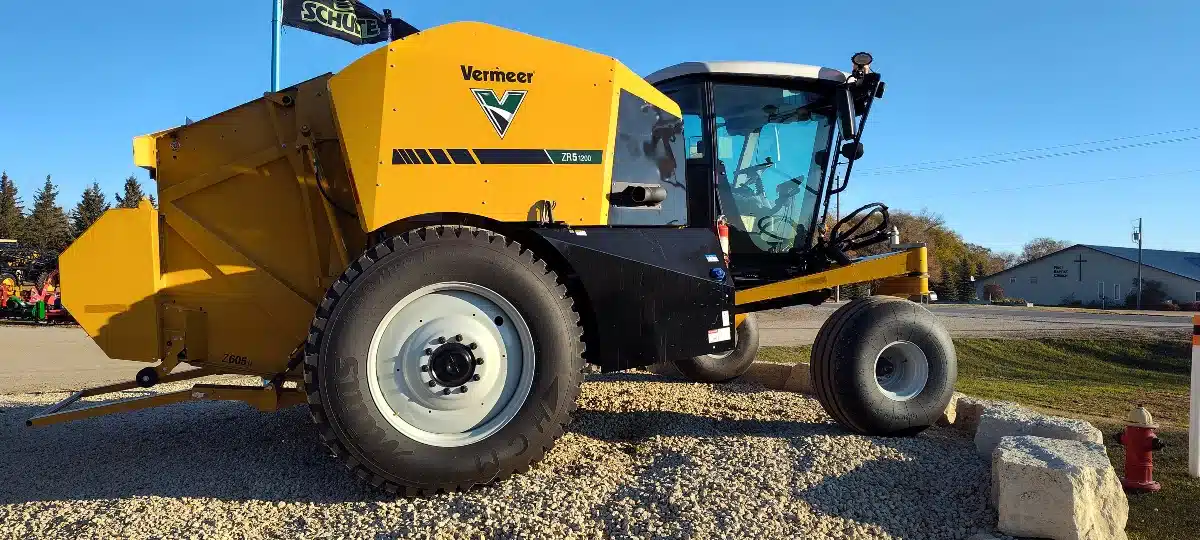 Gallery image 1 for Used 2024 Vermeer ZR5-1200 Round Baler
