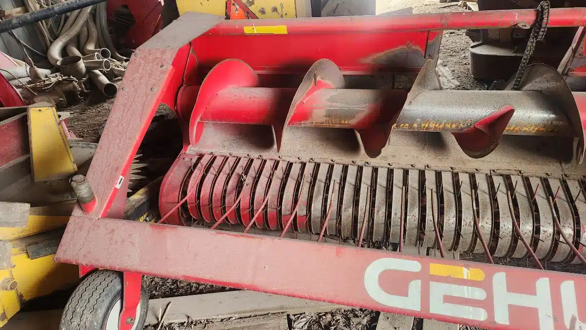 Gallery image 2 for Used Gehl 1240 Header - Pickup