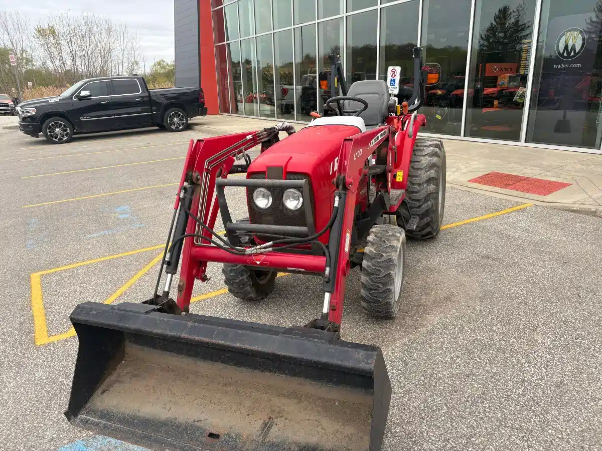 Gallery image 1 for 2013 Massey Ferguson 1529 Tractor